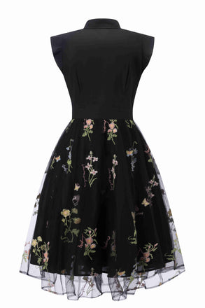 [Prévente] Robe noire en maille brodée de fleurs col cravate des années 1950