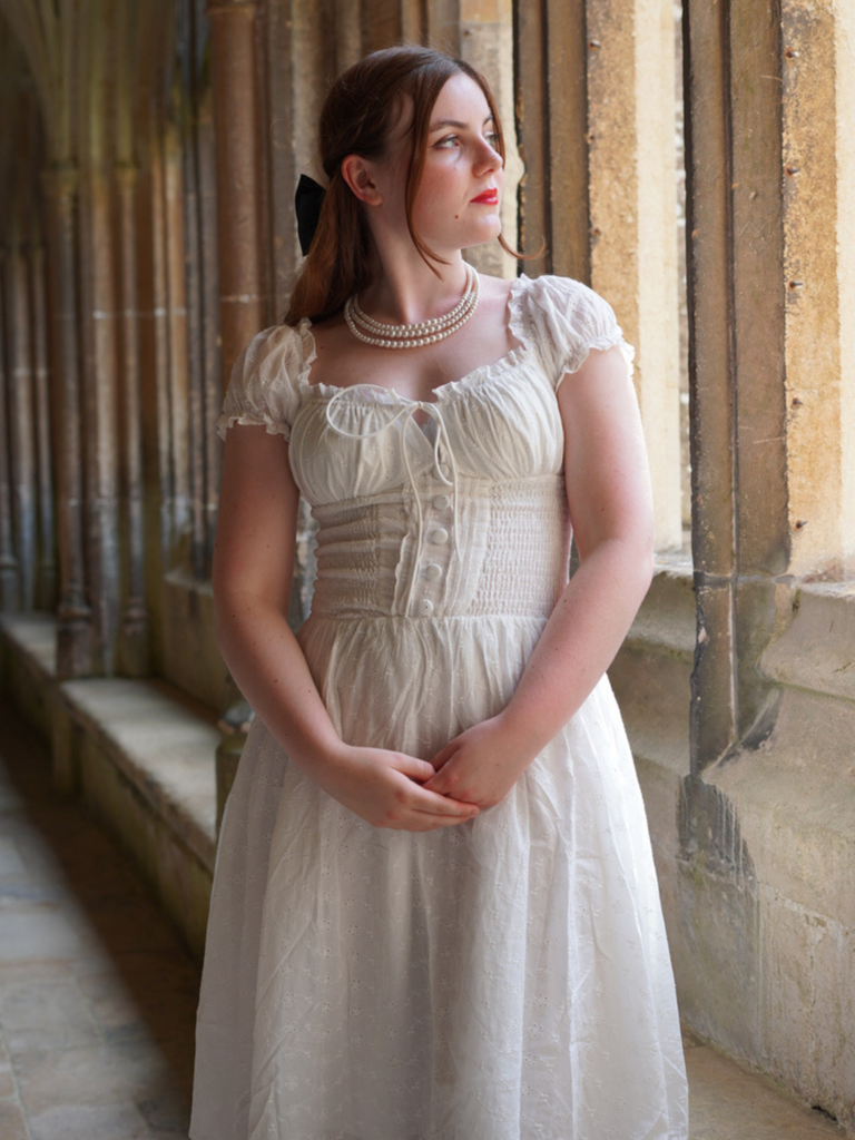 Robe blanche en coton dentelle années 1940