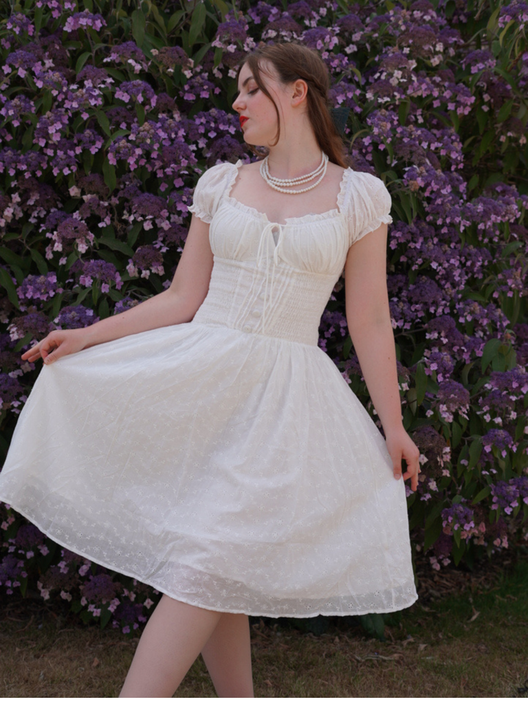 Robe blanche en coton dentelle années 1940