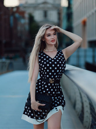 Robe noire à pois et col en V des années 1960