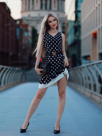 Robe noire à pois et col en V des années 1960