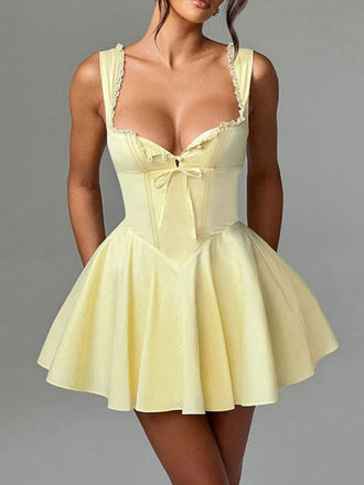 Robe patineuse dentelle à lacets et bretelles années 1960