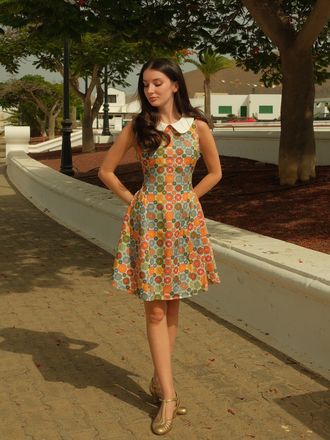 Robe orange col claudine marguerite des années 1960