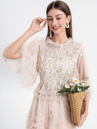 Robe beige à volants en maille illusion brodée de fleurs des années 1930