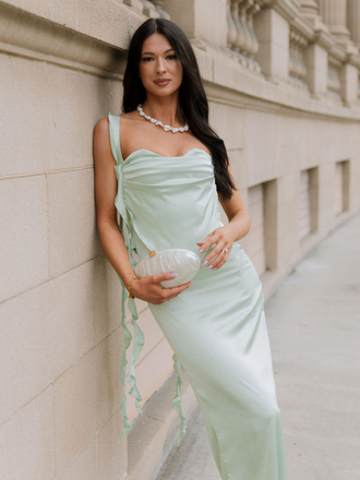 Robe froncée dos nu en satin uni des années 1970