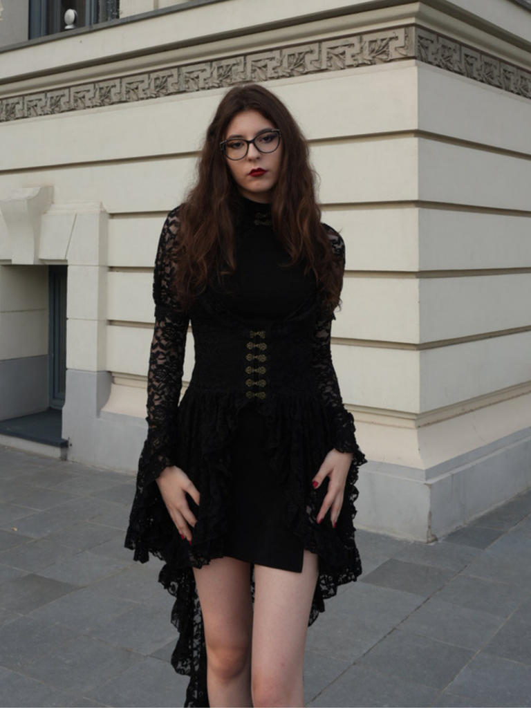 Robe victorienne noire en dentelle à manches gigot des années 1980