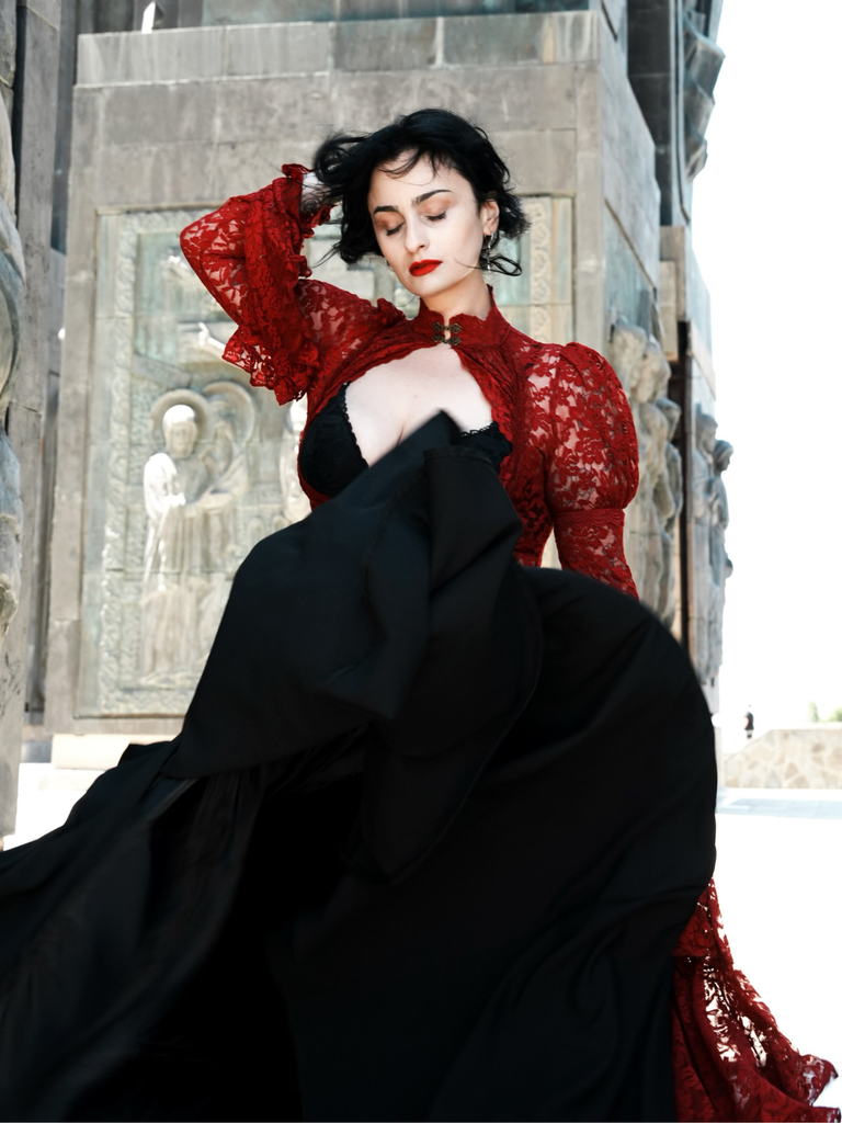 [Prévente] Robe victorienne rouge en dentelle à manches gigot des années 1980