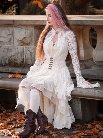 Robe victorienne blanche en dentelle à manches gigot des années 1980