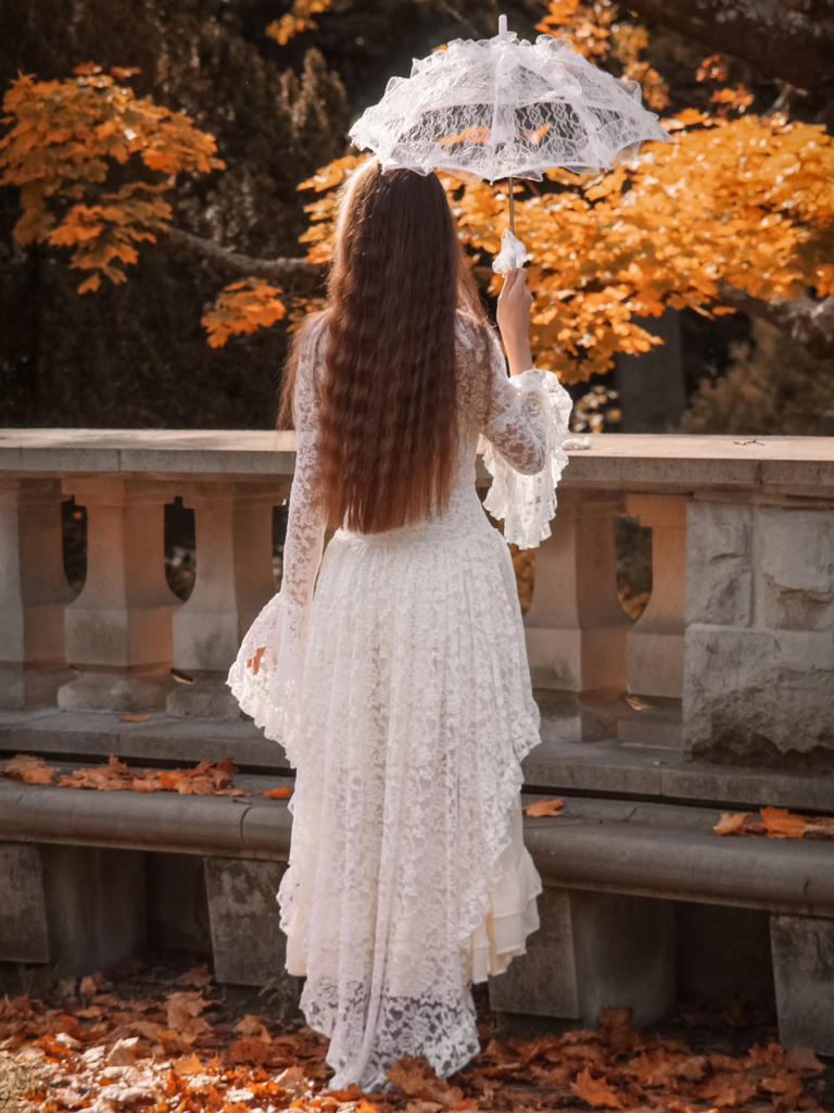 Robe victorienne rouge en dentelle à manches gigot des années 1980