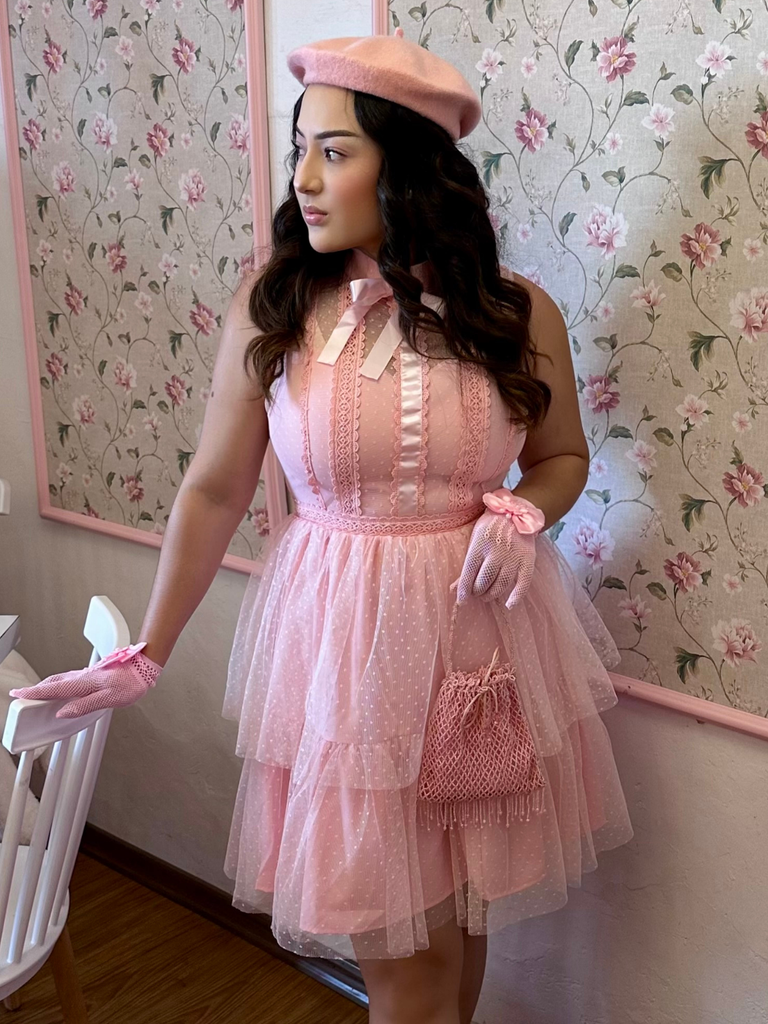Robe rose en tulle avec bordure en dentelle et nœud années 1960