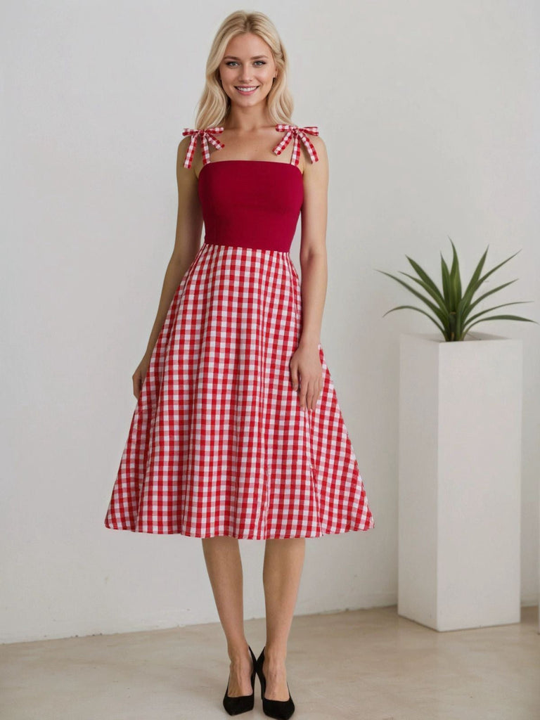 Robe rouge à carreaux à nouer sur les épaules années 1950