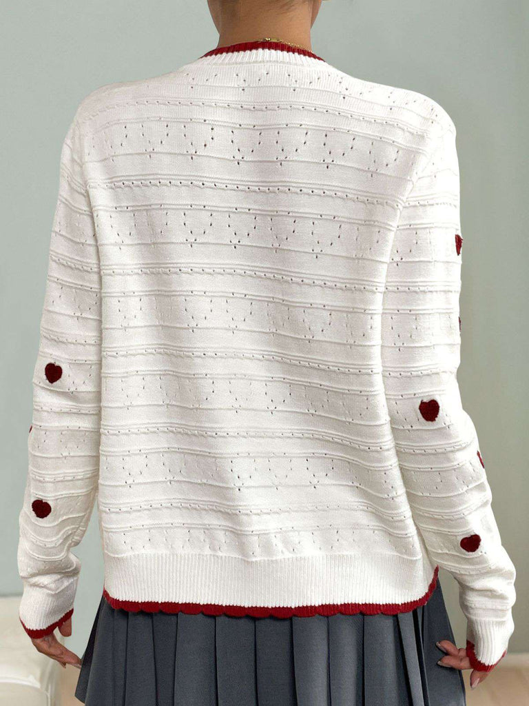 Cardigan tricoté blanc contrasté à cœurs années 1950
