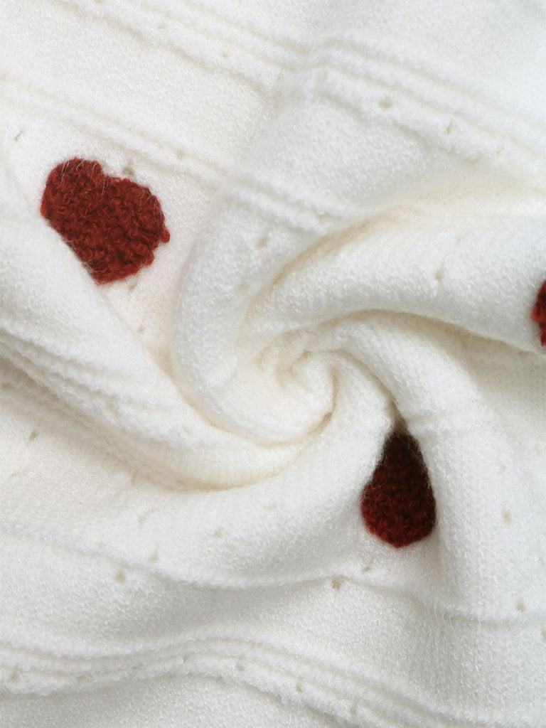 Cardigan tricoté blanc contrasté à cœurs années 1950