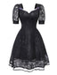 Robe noire brodée en dentelle style sorcière gothique des années 1950