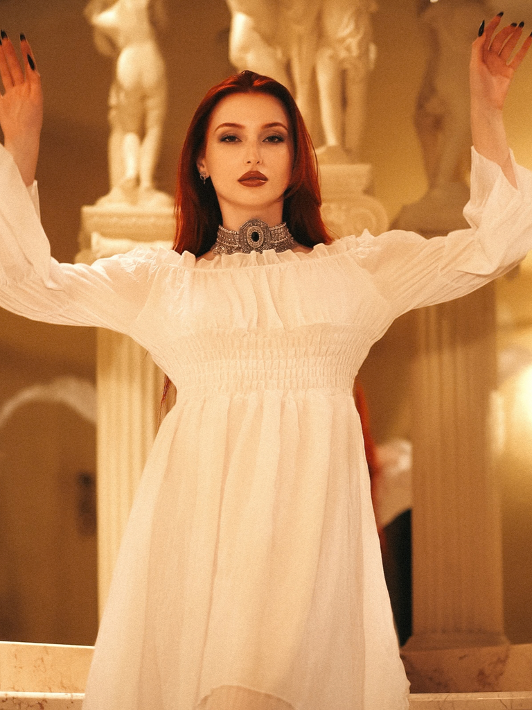 Robe noire gothique manches cloche et ourlet irrégulier années 1980