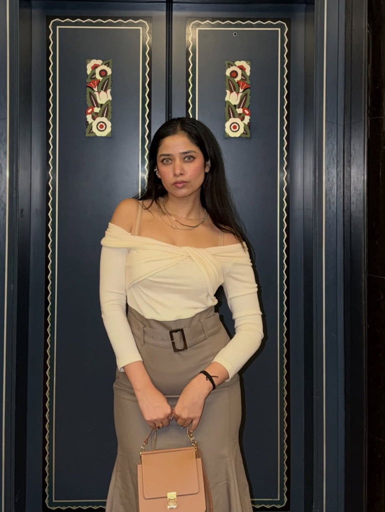 Robe sirène torsadée épaules dénudées kaki avec ceinture des années 1930