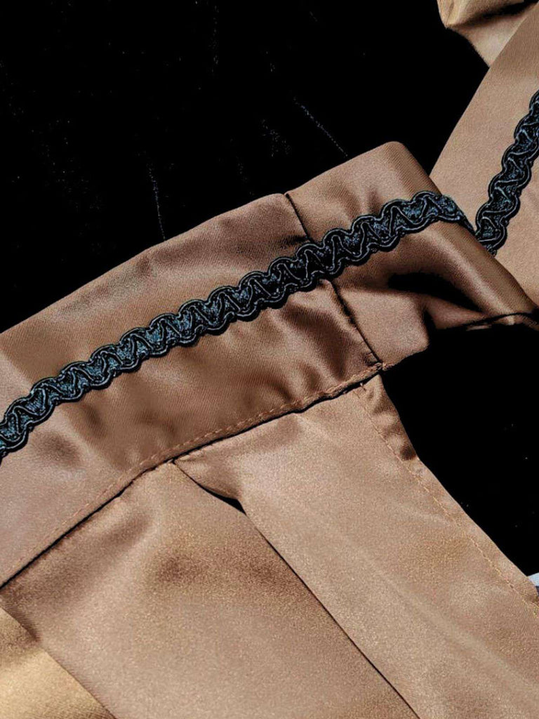 Robe marron en velours et tablier plissé en satin années 1950