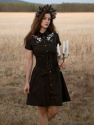 Robe noire en coton brodée de fleurs western années 1940