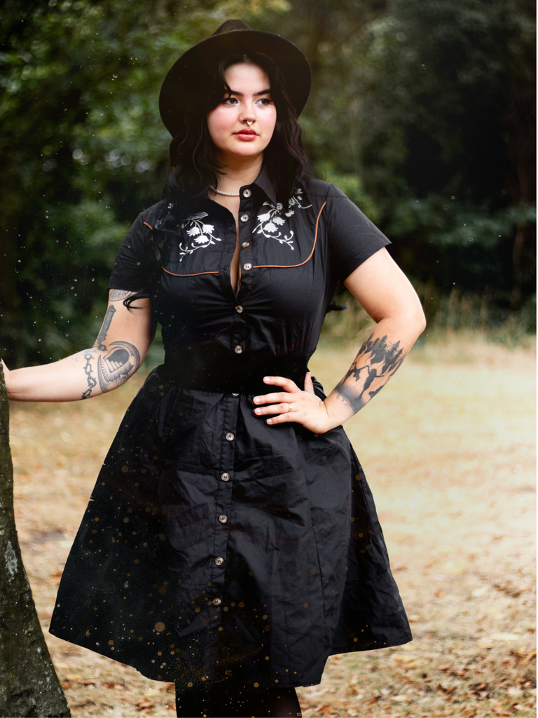 Robe noire en coton brodée de fleurs western années 1940