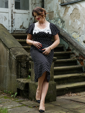 Robe noire à pois patchwork en dentelle manches évasées des années 1930