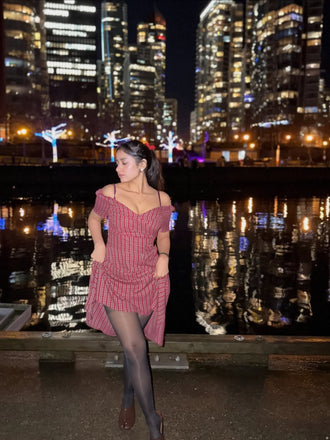 Robe rouge à carreaux col cœur froncée et nœud des années 50