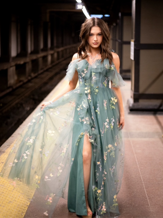 [Prévente] Robe fendue en tulle brodé de fleurs années 1970