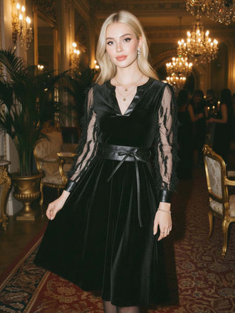 [Prévente] Robe en cuir manches transparentes à plumes col en V noir des années 50