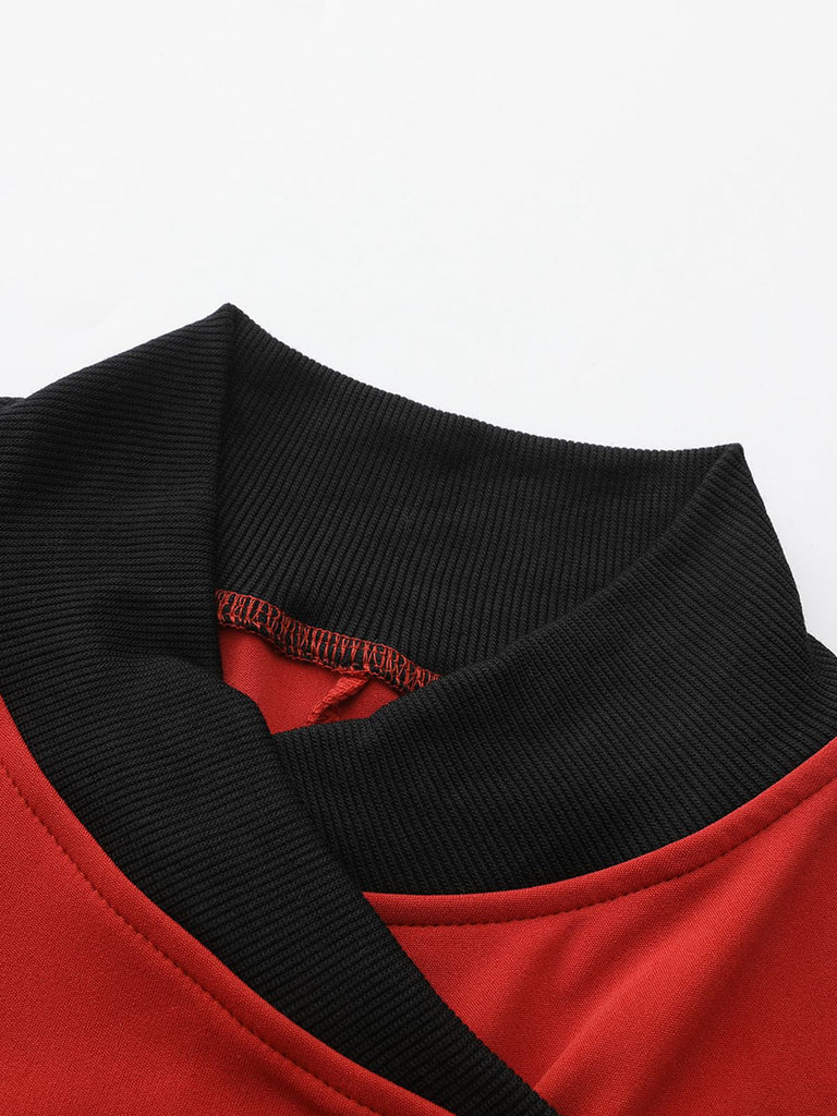 Manteau rouge à boutons en diagonale col montant des années 1940