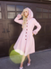 Manteau rose à capuche boutonné en fausse laine années 1950