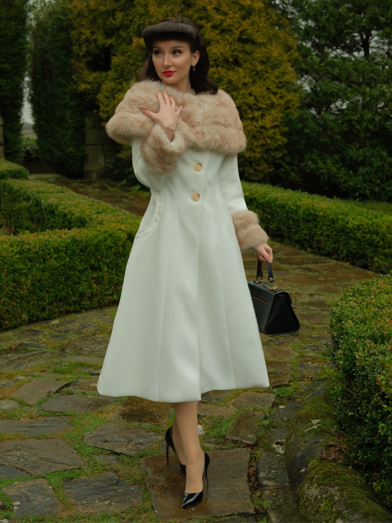 Manteau à col en fourrure multicouche crème années 1950