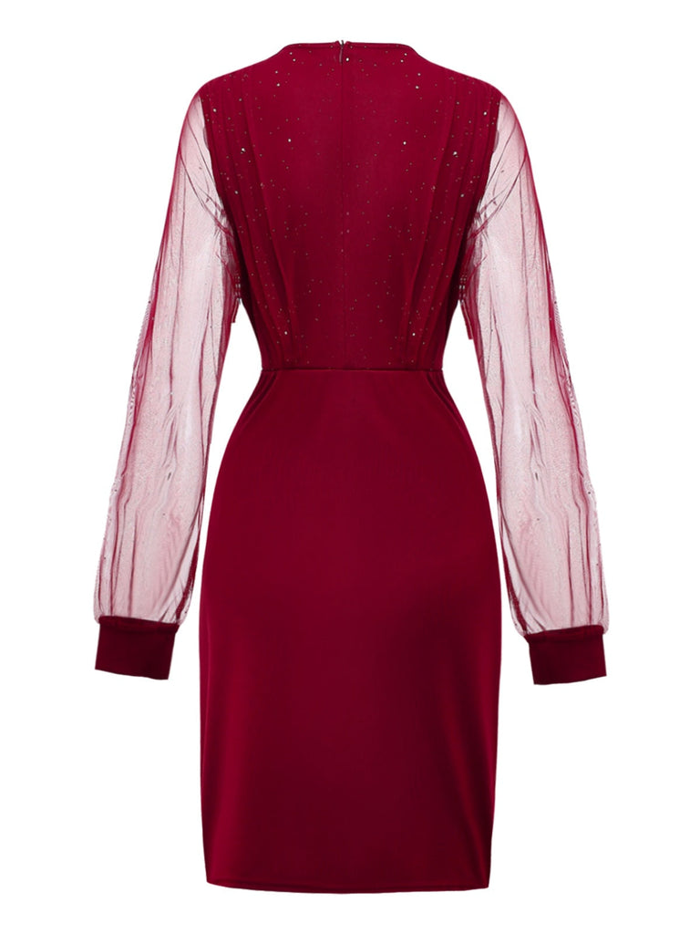 Robe moulante en résille paillettes unie et col en V années 1960