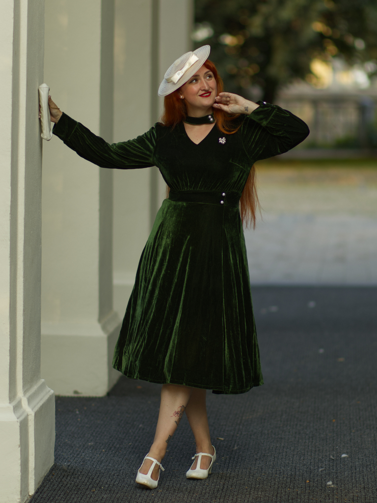 Robe verte en velours perlé et col en V années 1950