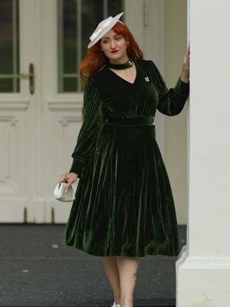 Robe verte en velours perlé et col en V années 1950