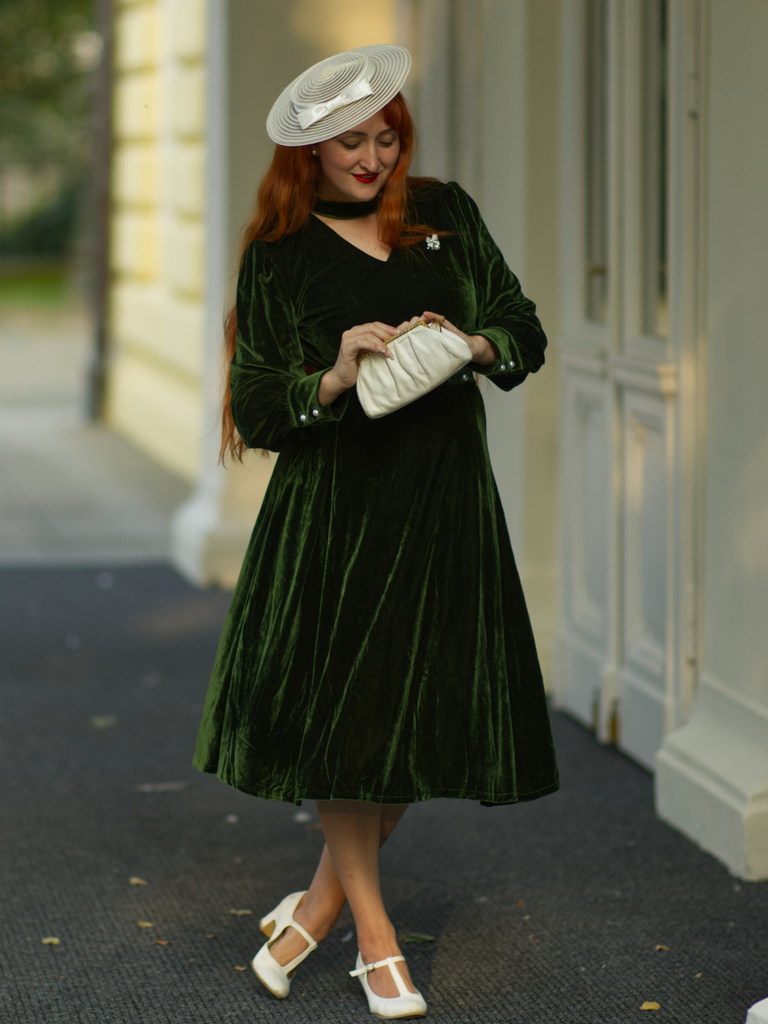Robe verte en velours perlé et col en V années 1950