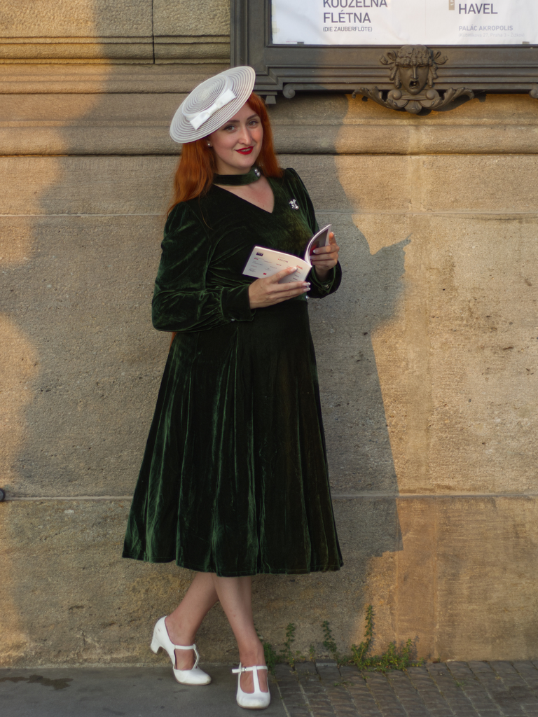 Robe verte en velours perlé et col en V années 1950