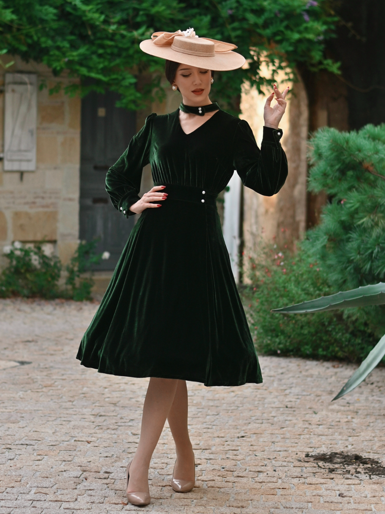 [Prévente] Robe verte en velours perlé et col en V années 1950