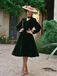 [Prévente] Robe verte en velours perlé et col en V années 1950