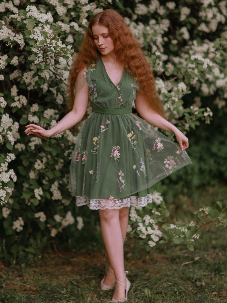 Robe verte manches bouffantes et broderies florales en résille années 50