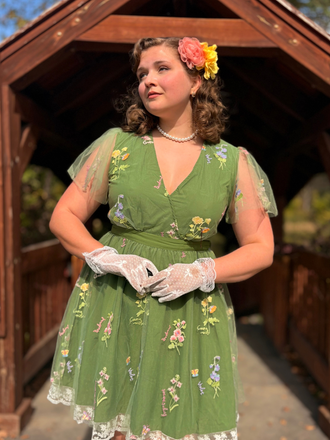 Robe verte manches bouffantes et broderies florales en résille années 50
