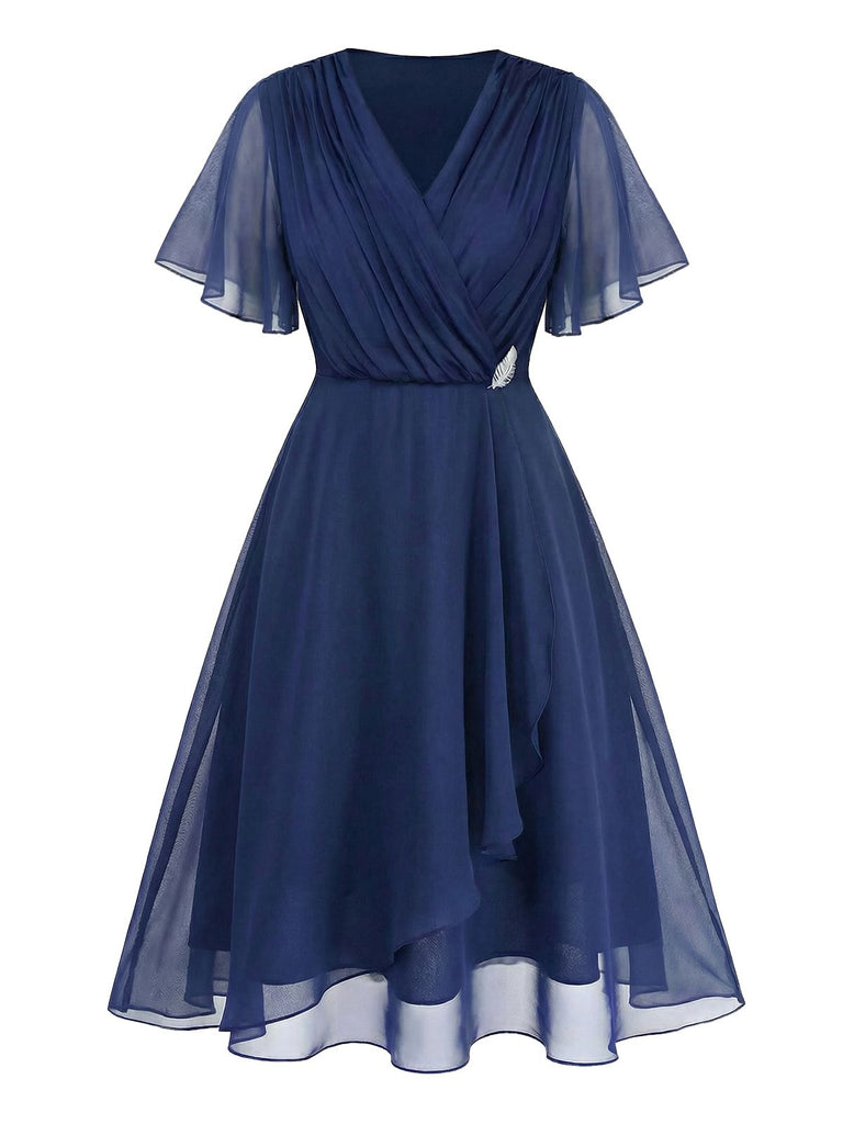 [Prévente] [Grande Taille] Robe en mousseline bleu marine décolleté en V et broche années 40