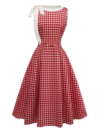 Robe rouge à carreaux vichy sans manches en dentelle et col rond années 1950