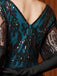 Robe longue bleu-vert à sequins et perles col en V années 1920