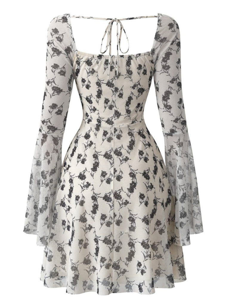 Robe courte beige fleurs décolleté cœur et manches cloche résille années 1950