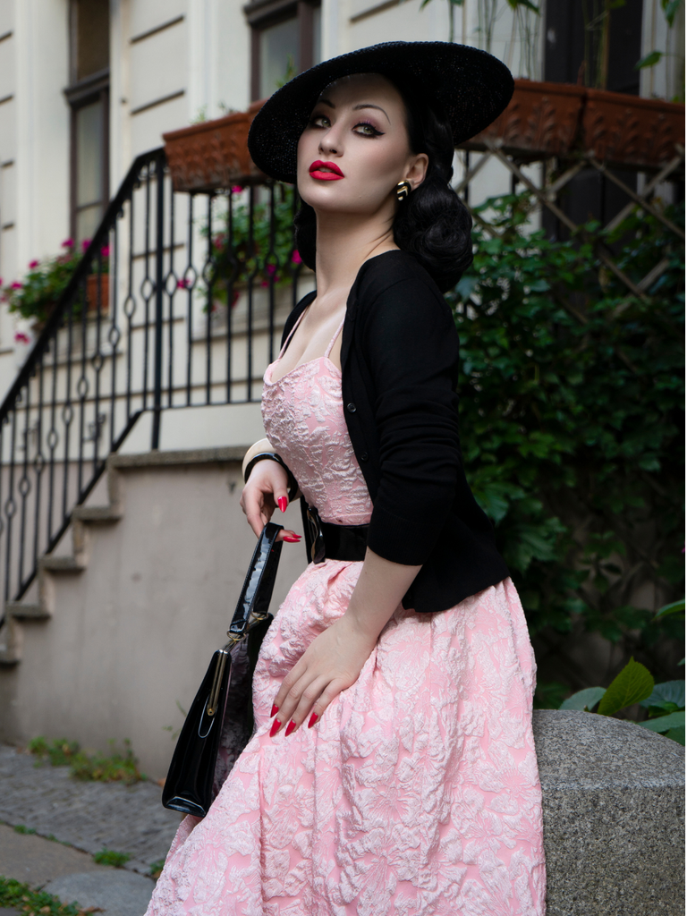 Robe midi rose fines bretelles floral années 1950