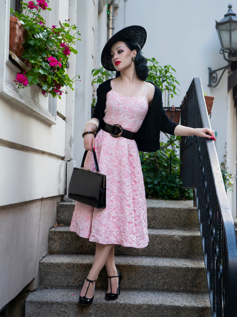 Robe midi rose fines bretelles floral années 1950