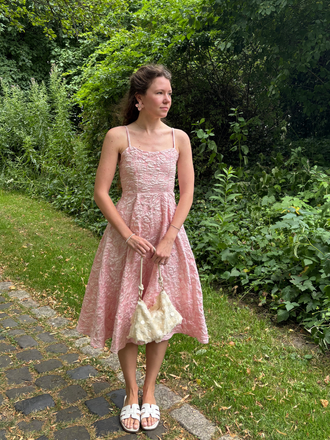 Robe midi rose fines bretelles floral années 1950