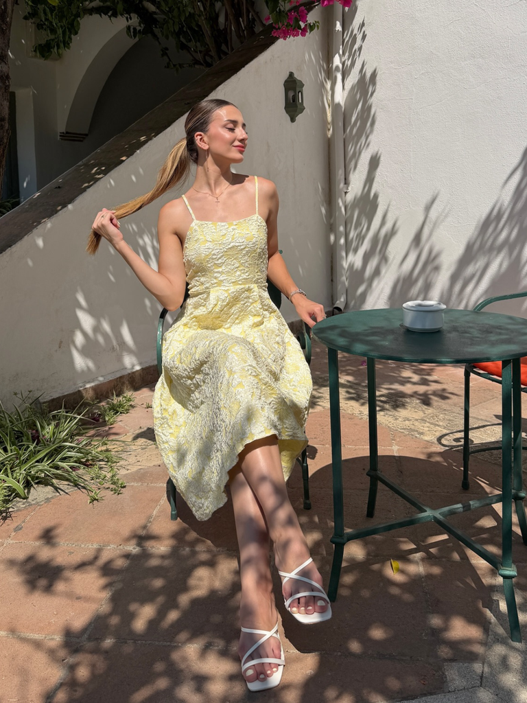 Robe jaune fines bretelles et imprimé floral jacquard années 1950