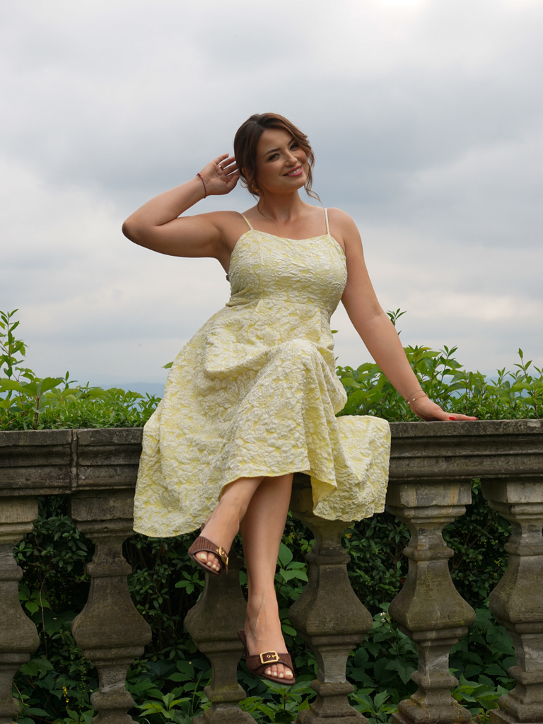 Robe jaune fines bretelles et imprimé floral jacquard années 1950