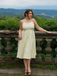 Robe jaune fines bretelles et imprimé floral jacquard années 1950