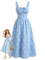 Robe bleue jacquard encolure carrée taille Empire et smocks années 1940